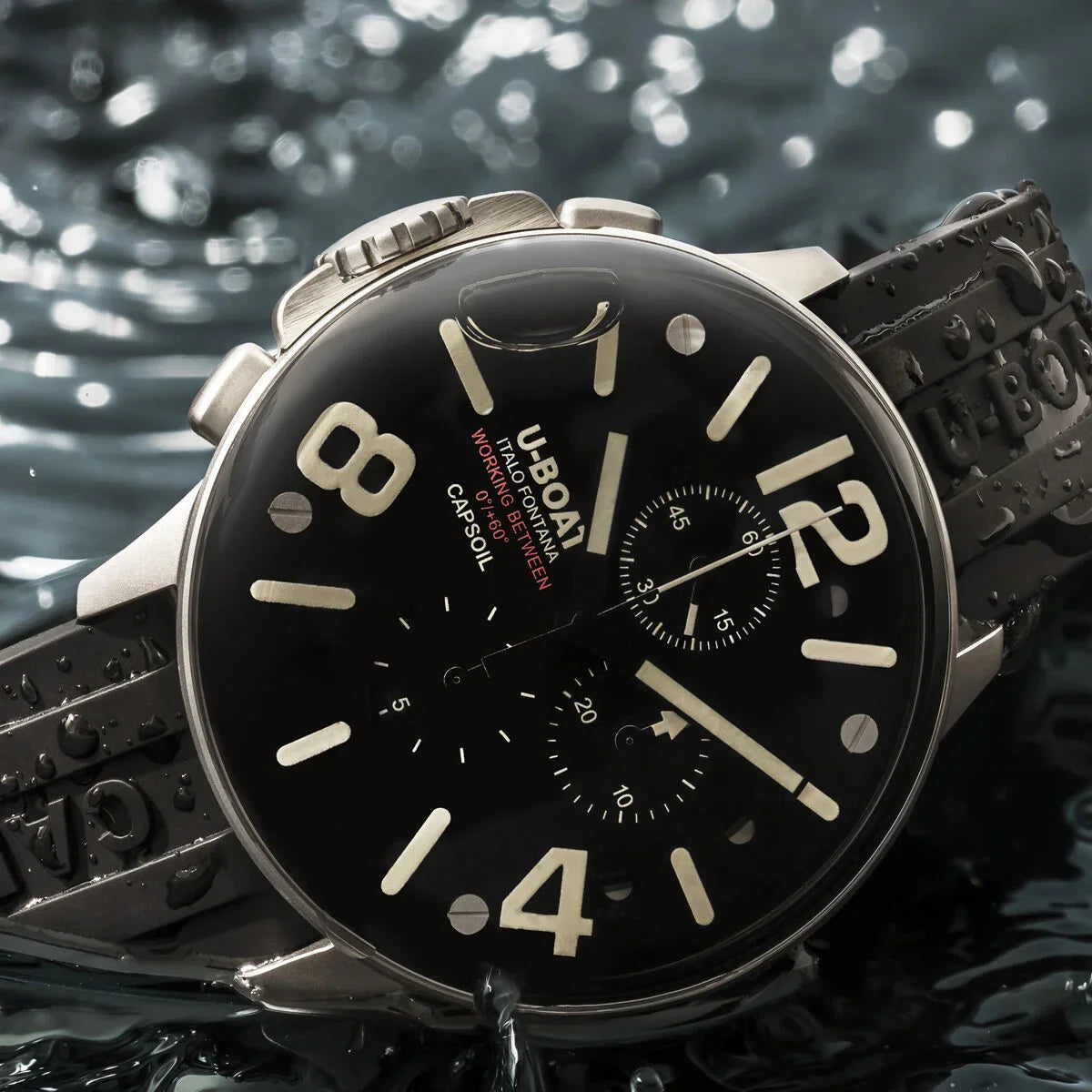Luxuriöse schwarze Chronographenuhr mit großen Ziffern und wasserdichtem Armband, Nahaufnahme auf dem Wasser