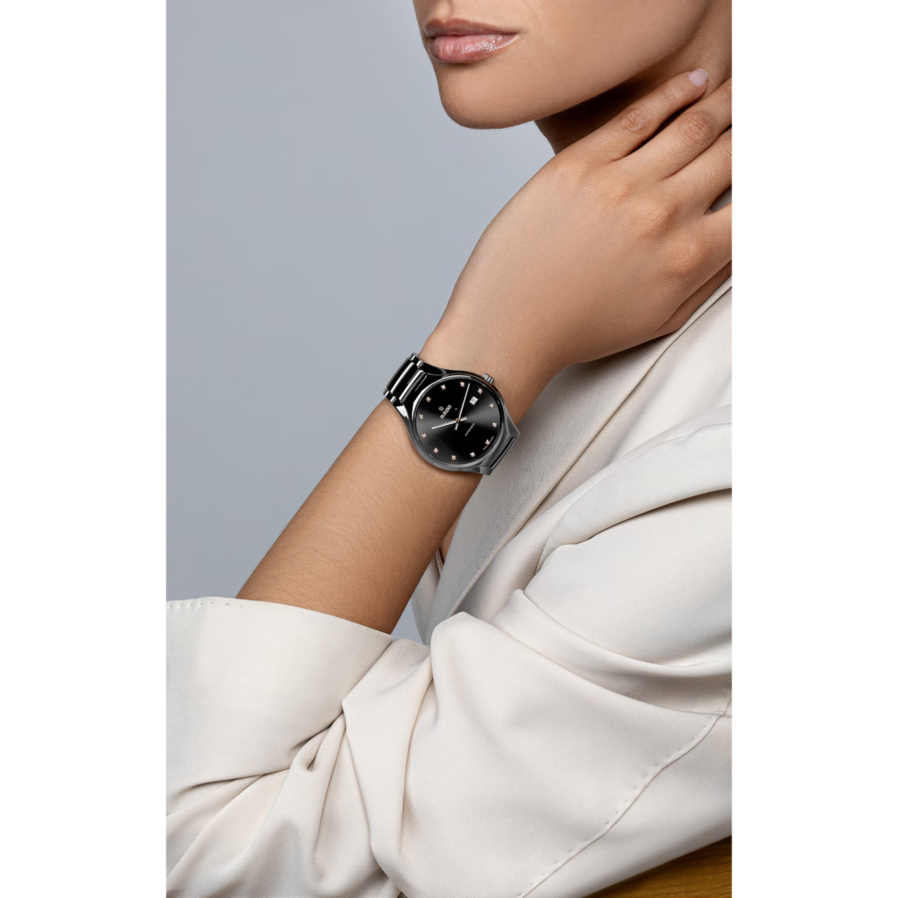 Elegant polshorloge met zwarte wijzerplaat en zilveren armband om de damespols