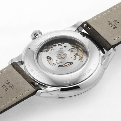 Close-up van een luxe horloge met zichtbaar automatisch uurwerk, roestvrijstalen kast en leren band