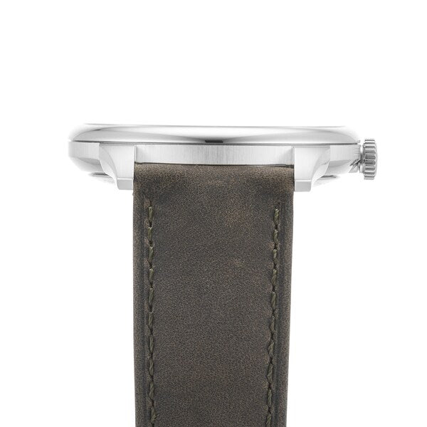 Zijaanzicht van roestvrijstalen horlogekast met bruin lederen band en kroondetail