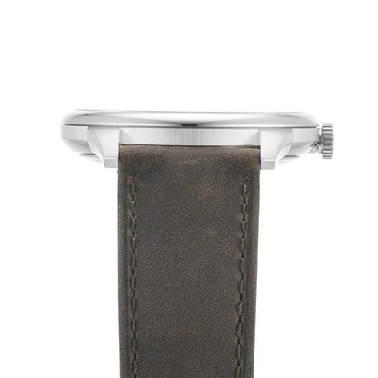 Zijaanzicht van roestvrijstalen horlogekast met bruin lederen band en kroondetail