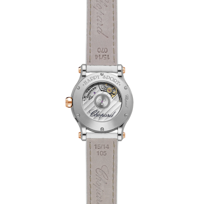 Vista posterior del reloj de lujo que muestra el movimiento automático, fondo de caja visible y correa de cuero