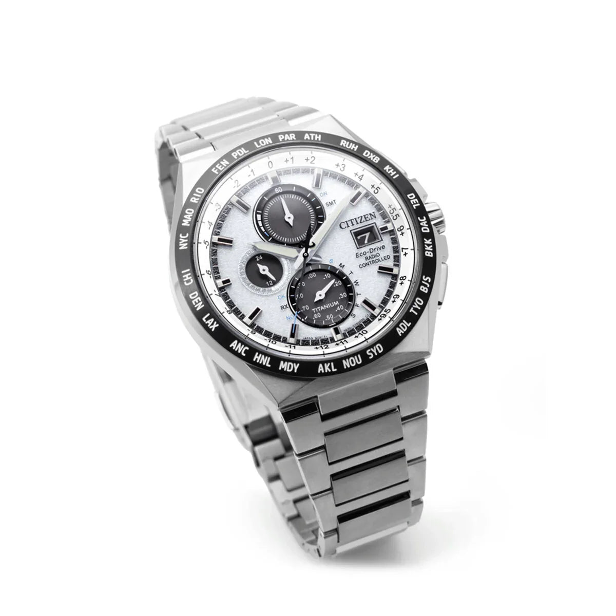 Montre chronographe argentée avec cadran blanc, sous-cadrans, affichage de la date et bracelet en métal