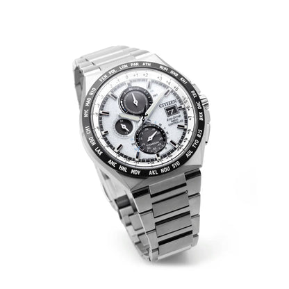 Montre chronographe argentée avec cadran blanc, sous-cadrans, affichage de la date et bracelet en métal