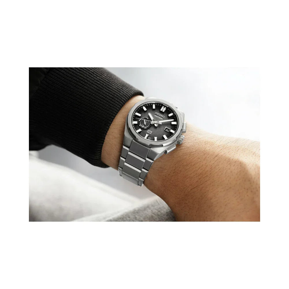 Titanové solární GPS náramkové hodinky s šedým ciferníkem a kovovým náramkem na mužském zápěstí